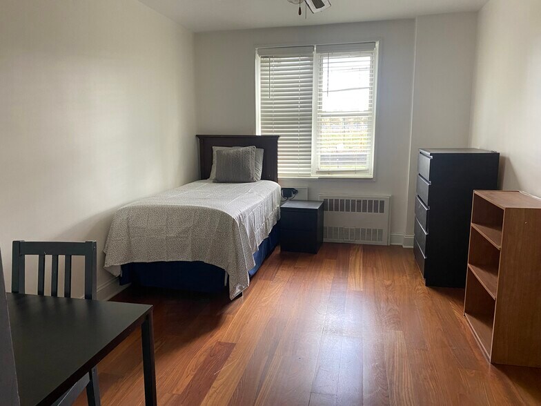 Building Photo - 3065 Sedgwick Ave