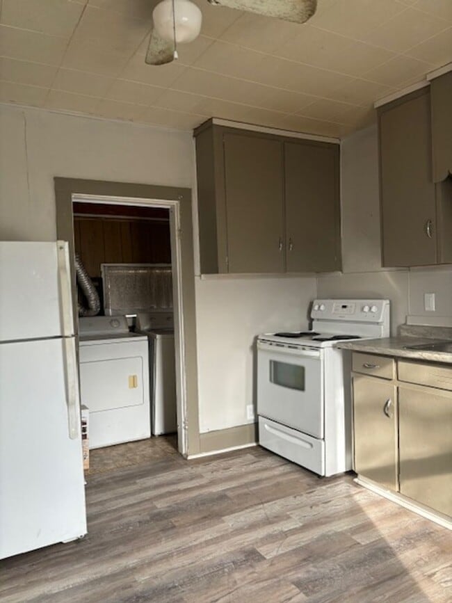 Building Photo - Updated 2 Bed, 1 Bath single family home -...