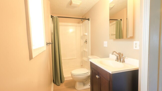 Building Photo - 3 bedroom 2 bathroom Available in Lorain!