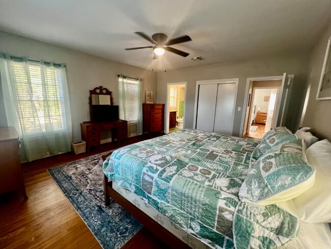 Building Photo - PRIVATE 3/2 WATERFRONT HOME ON INDIAN RIVER DRIVE