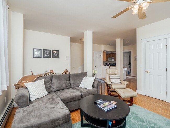 Building Photo - 546 E 8th St