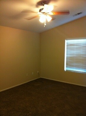 Building Photo - 4 bed 2 bath hm located in The Seasons SW ...