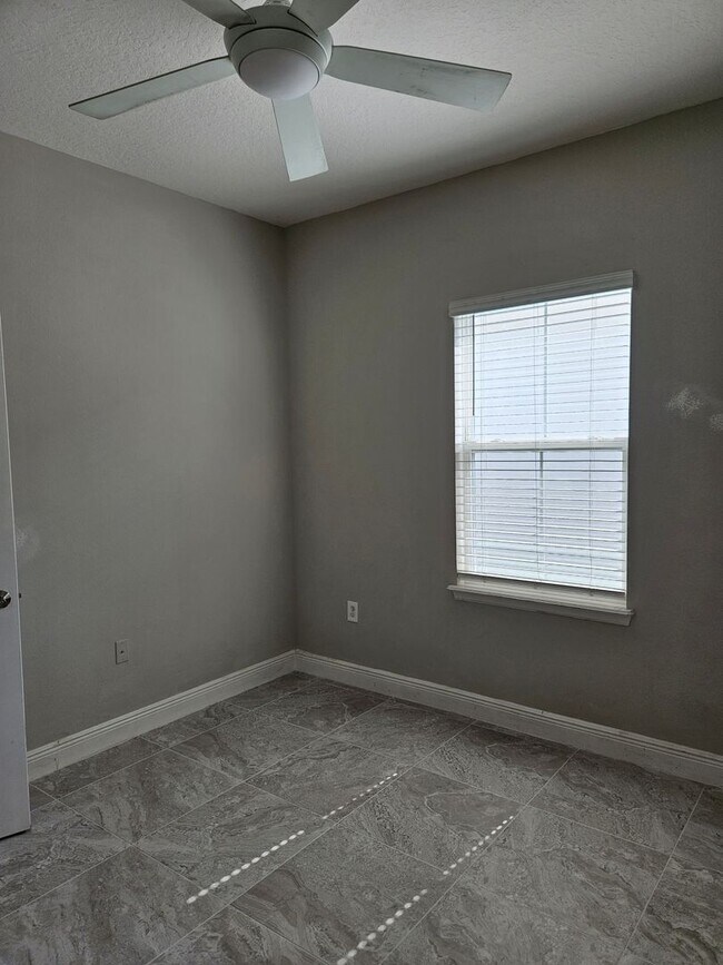 Building Photo - 4 Bedroom 2 bath beautiful spacious home i...