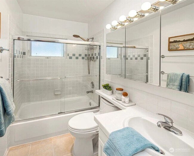 Building Photo - Top-Floor Corner Condo with Spectacular Views of the Space Needle & TWO Parking Spaces