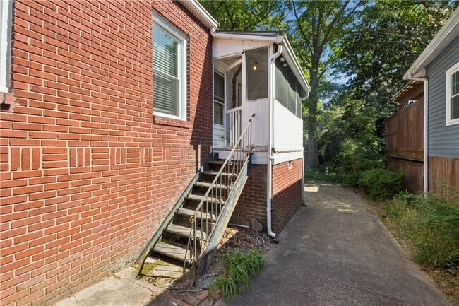 Building Photo - 1213 Cameron Ct NE