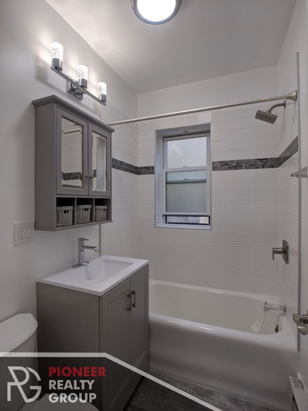 Building Photo - 3821 N Greenview Ave