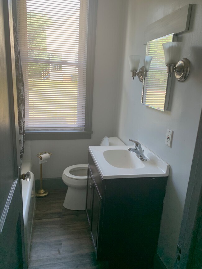 Building Photo - 407 Oak Ave SE