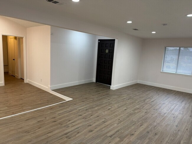 Building Photo - 16814 Barcelona Dr