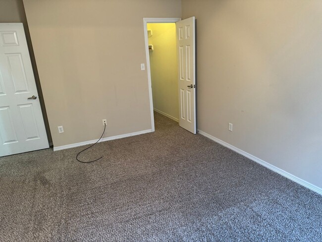 Building Photo - JULY MOVE IN - Spacious 3 Bedroom 3.5 Bath...