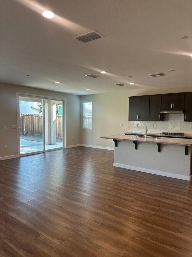 Building Photo - $500.00 off first full months if possessio...