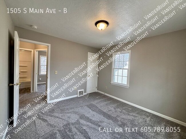 Building Photo - Charming 2 Bedroom 1 Bathroom Upper Level ...