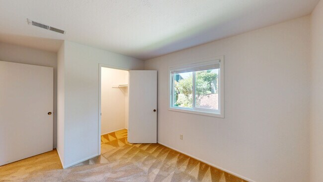 Building Photo - 356 Robinson St