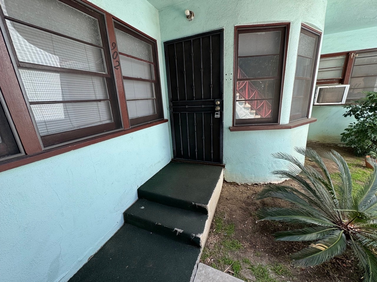 Building Photo - 906 Alandele Ave