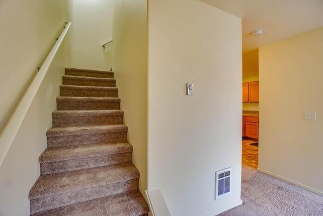 Building Photo - THREE BEDROOM TOWNHOUSE
