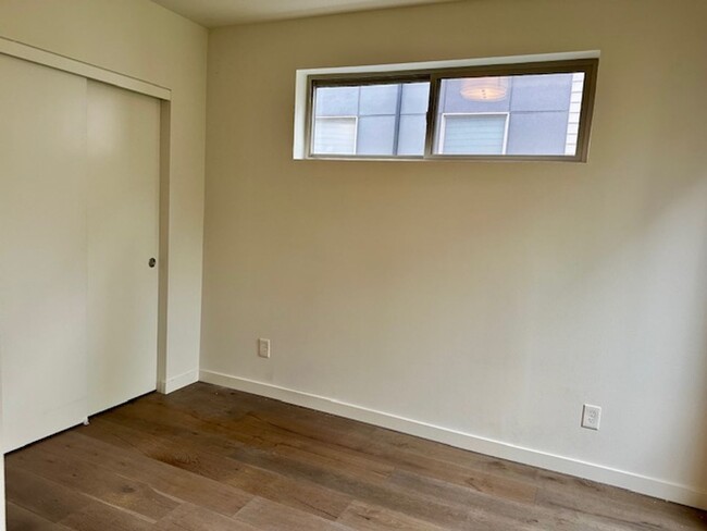 Building Photo - 3 Bedroom Queen Anne Townhouse w/rooftop deck