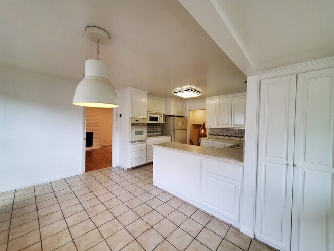 Building Photo - Mont Marin 4x3 home with bedroom suites on...