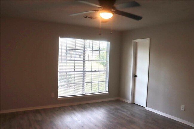 Building Photo - 6122 Heatherbrook Dr