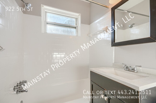 Building Photo - 922 5th St