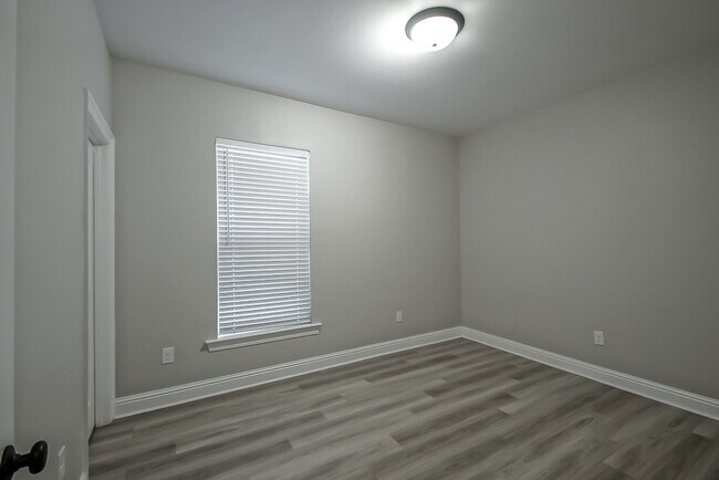 Building Photo - 7126 Kenilworth Crossing Ave