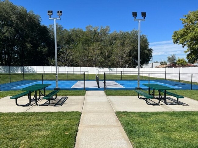 Building Photo - Beautiful end unit with pickle ball court.