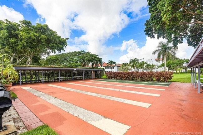 Building Photo - 14747 Cumberland Dr