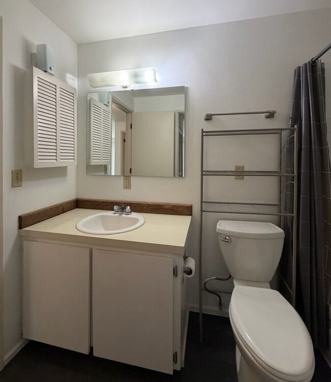 Building Photo - 1 Bed / 1 Bath Houghton condo in Kirkland $1,795/month