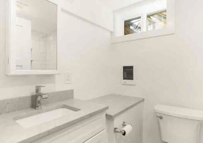 Building Photo - 71 1/2 Pond St