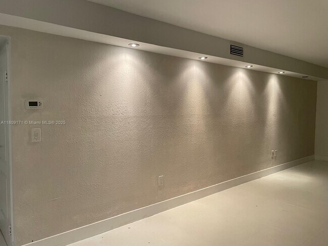 Building Photo - 3625 N Country Club Dr