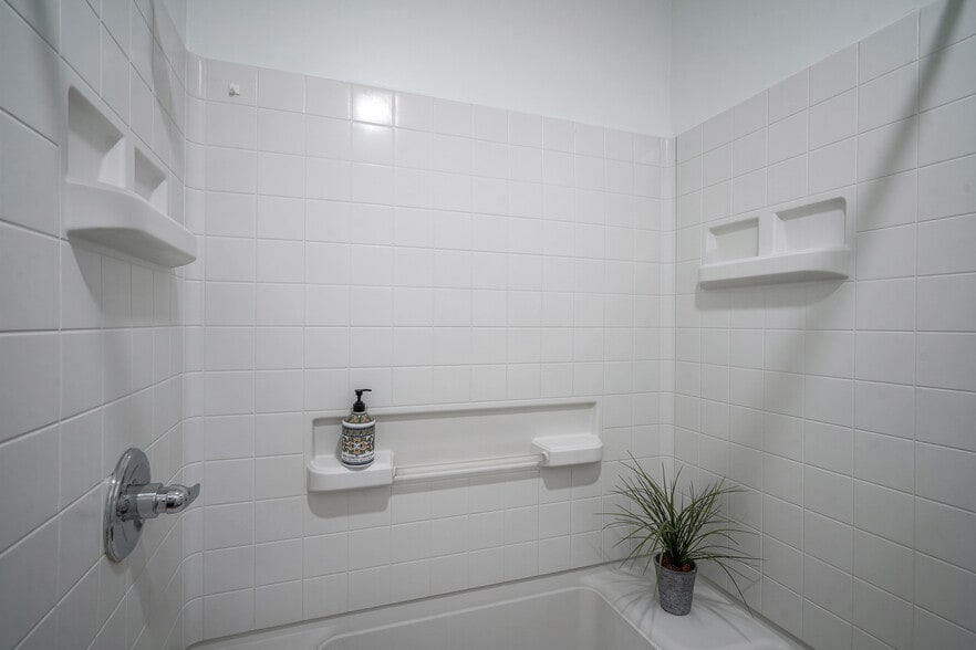 Upstairs bath shower/tub - 17 N Randolph St
