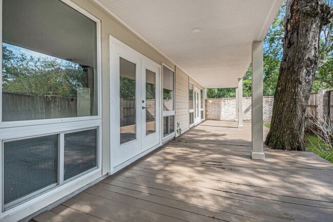 Building Photo - 4334 Lake Grove Dr