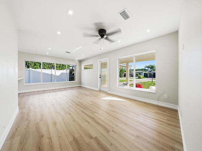 Building Photo - 4751 NE 4th Ave