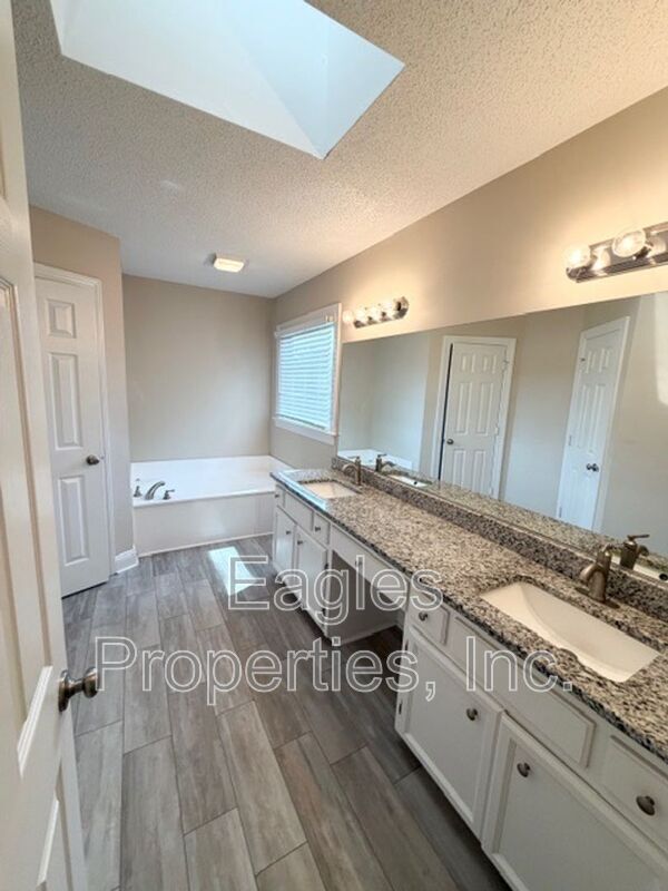 Building Photo - 242 N Marion Dr