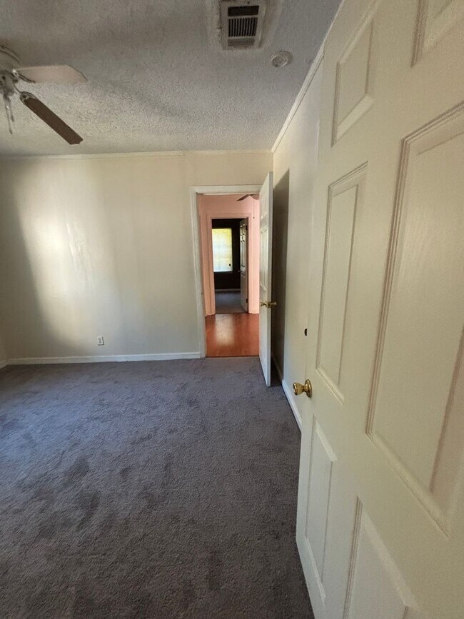 Building Photo - Convenience in the City of Valdosta