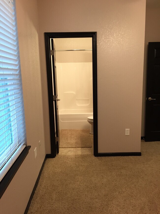 Building Photo - Large two bedroom apartment about a block away from Washburn University