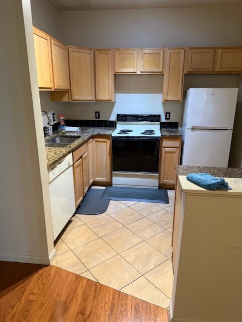 Building Photo - 3741 S Wayne Rd