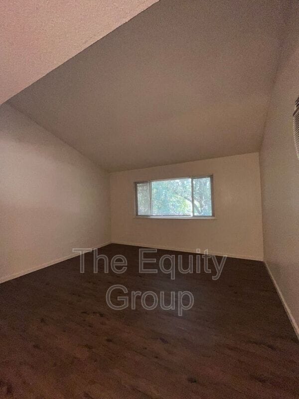 Building Photo - 1420 W Elowin Ave