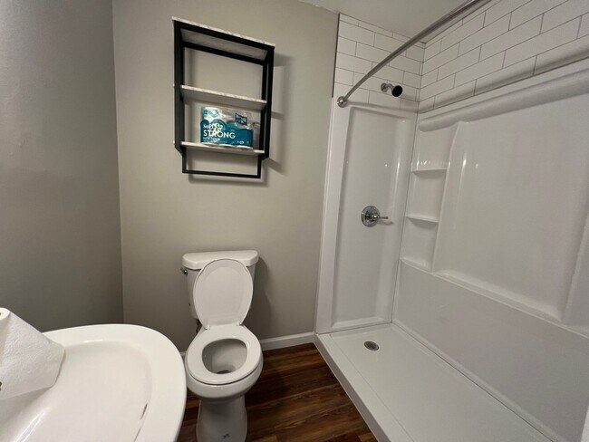 Building Photo - Cute 3 Bed 2 Bath!