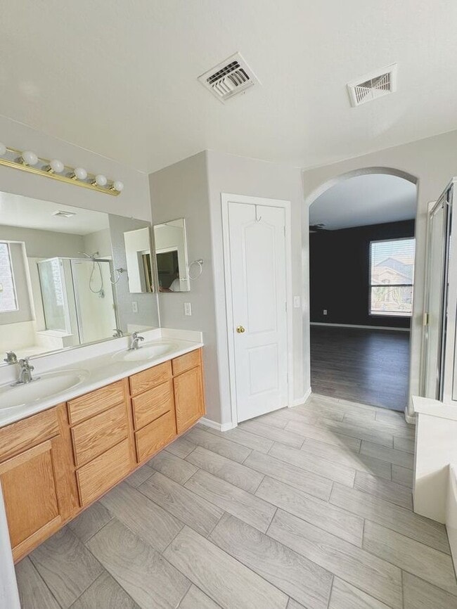 Building Photo - 4BR / 2.5BA Home with Expansive Lot – 2-Car Garage, Community Pools & Golf