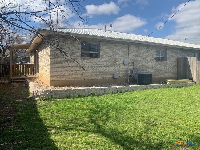 Building Photo - 2107 Magnolia Dr