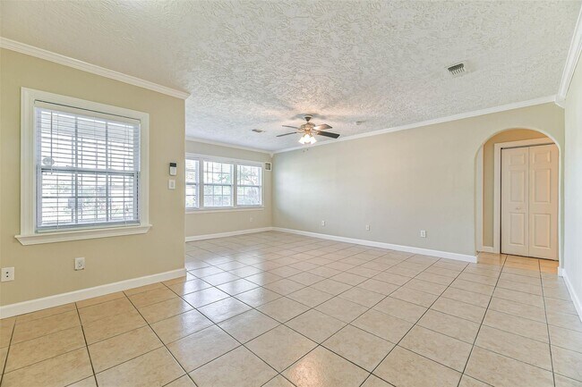 Building Photo - 11 Lyncrest Dr