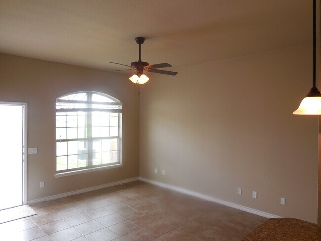 Building Photo - 613 Paseo del Plata Dr