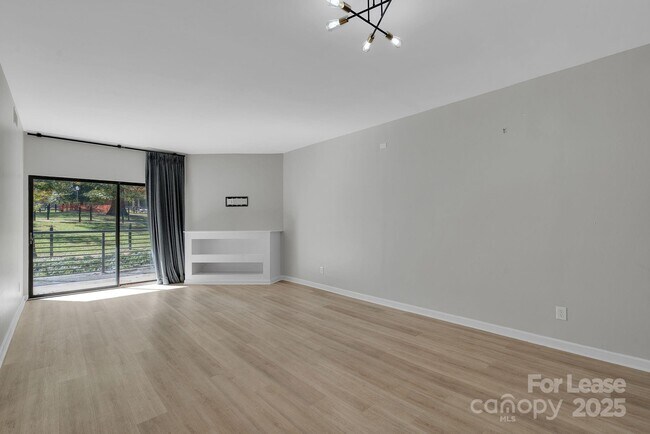 Building Photo - 224 N Poplar St