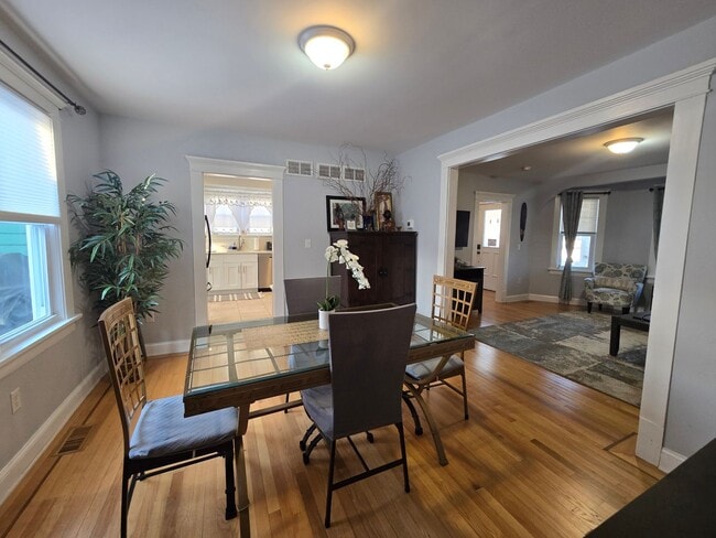 Building Photo - Spacious, meticulously renovated single family: 2-bedroom, 2 full bathroom & finished basement an...