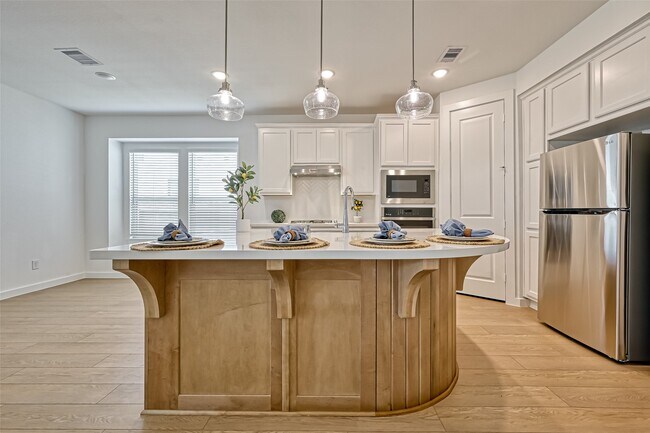 Building Photo - 323 Highland Bayou Dr