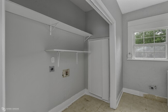 Building Photo - 409 Forest