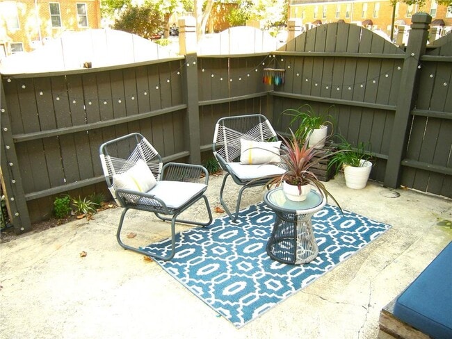 Building Photo - 125 N River Dr