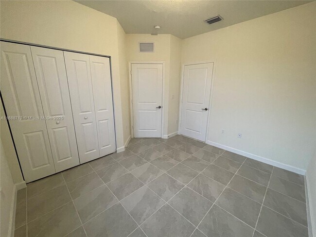 Building Photo - 3322 W 114th Terrace