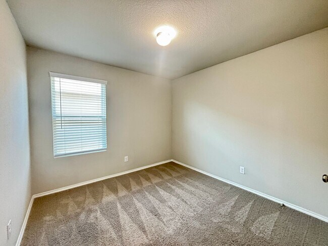 Building Photo - 4-bed 2-bath home in Alamo Ranch Area