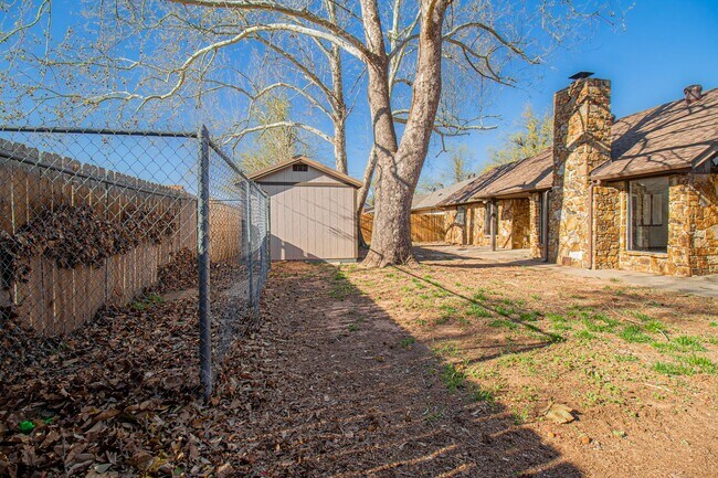 Building Photo - 3 Bed 1.5 Bath in Carl Albert School District