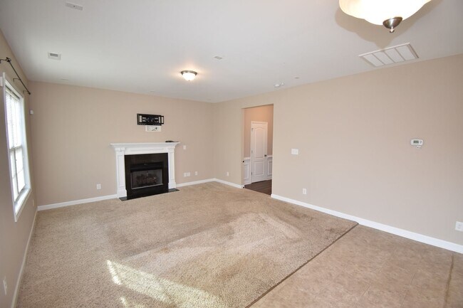 Building Photo - 4 Bedrooms and 2.5 Baths- PET CONSIDERED!